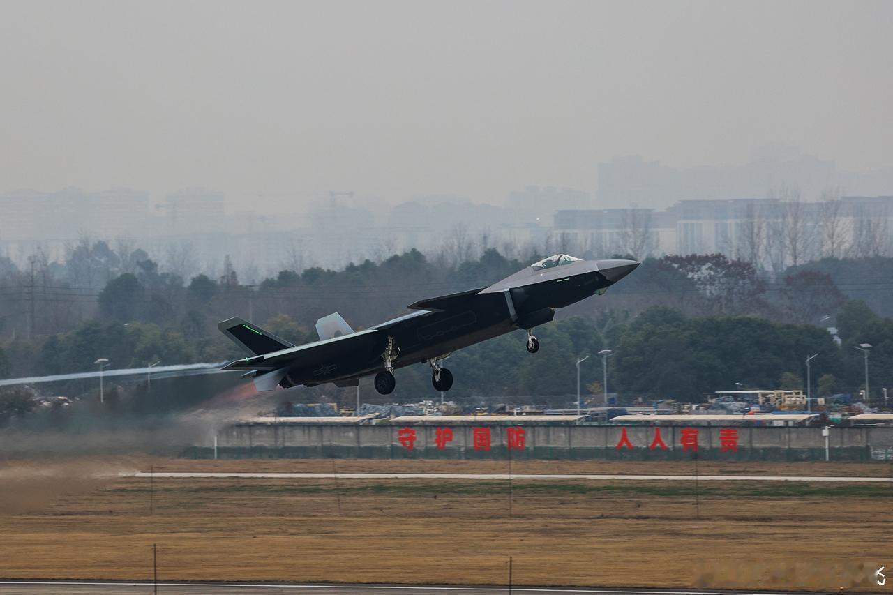 新年开始，成飞继续高强度生产任务，总装新下线的飞机，也开始工厂试飞了。现在歼二十