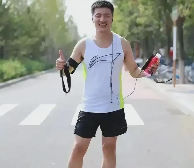 我搜了下张雪峰公司给他员工的福利，包括但不限于：每周固定上四休三，周一、周