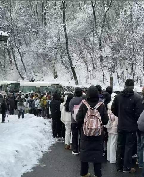 #太白山游客雪中滞留高喊退票#【太白山道路积雪结冰，游客雪中滞留高喊“退票”！景