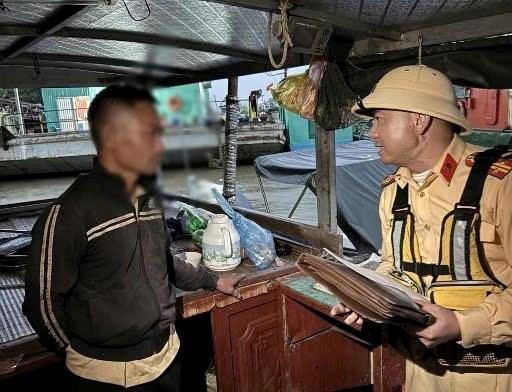 越南海防水道交警部队严打非法电捕鱼。