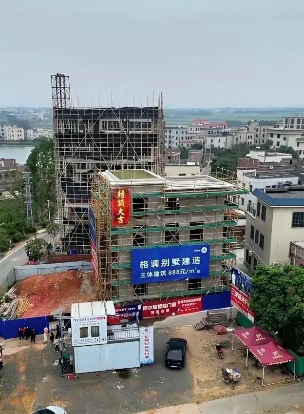 全红婵家的大房子封顶了，楼顶还有游泳池，不知道边上那栋楼是干啥的！