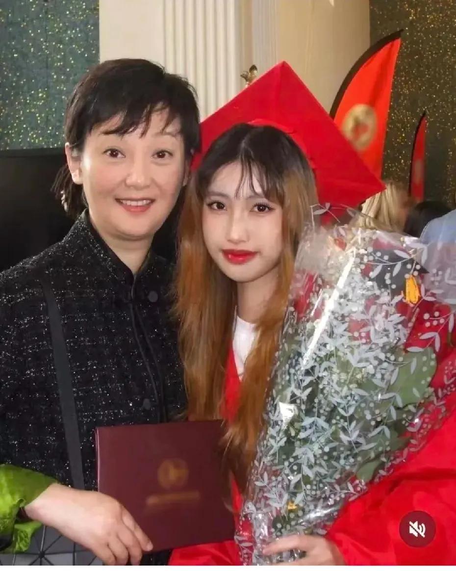 冯小刚养女徐朵在美国高中毕业！网友:嘴巴和他爸爸一样确定是养女吗？其他不说。就说