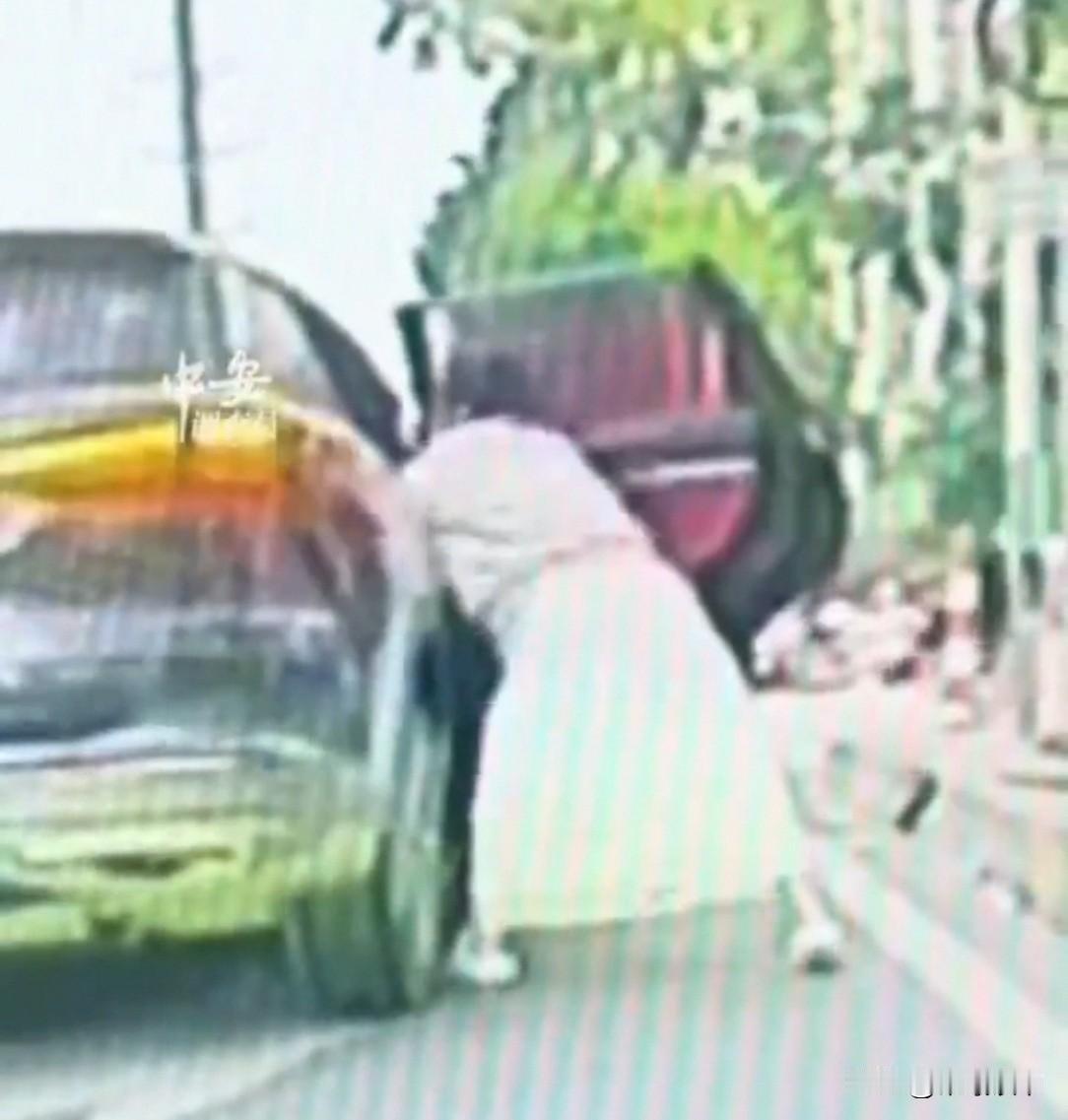 广东街头，前车突然停下，驾驶座女子怒气冲冲推门下来，后车司机以为女子要和谁起争执