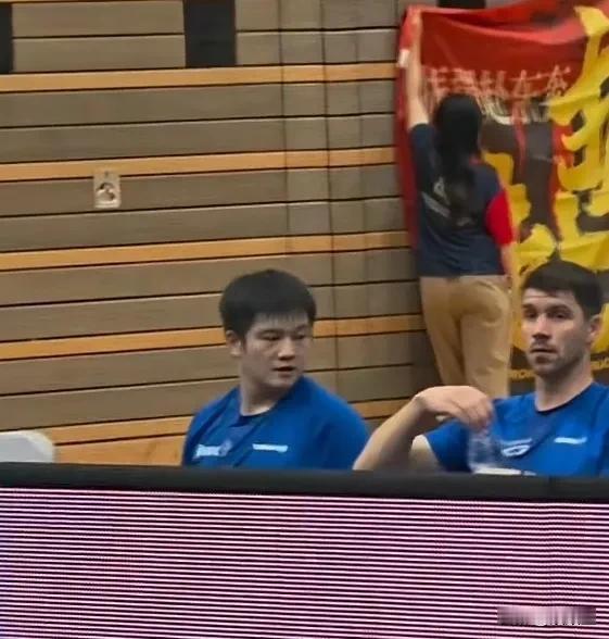 樊振东喜欢给自己喝的水做上标记，也是很有必要的！昨天德甲比赛，中途弗朗西斯卡就