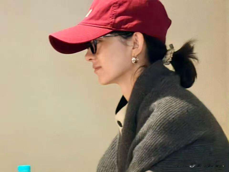 赵丽颖半年没进组我能接受赵丽颖没有待播剧我也能接受但是看赵丽颖一个人在咖啡店