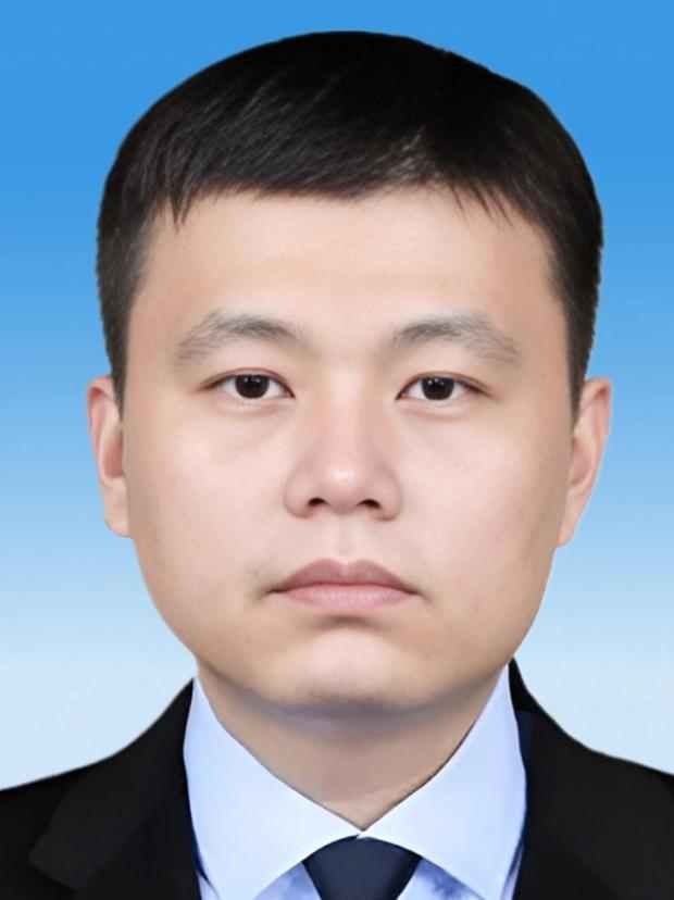 2006年，广东顺德海关的一名普通公务员晚上回到家，悄悄对妻子说：“老婆，我的银