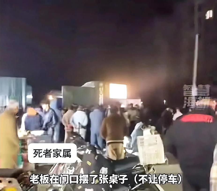 江西乐平，身亡的烧烤店老板，之所以在店门口摆桌子，是担心有乱停车！谁知，与路人扭