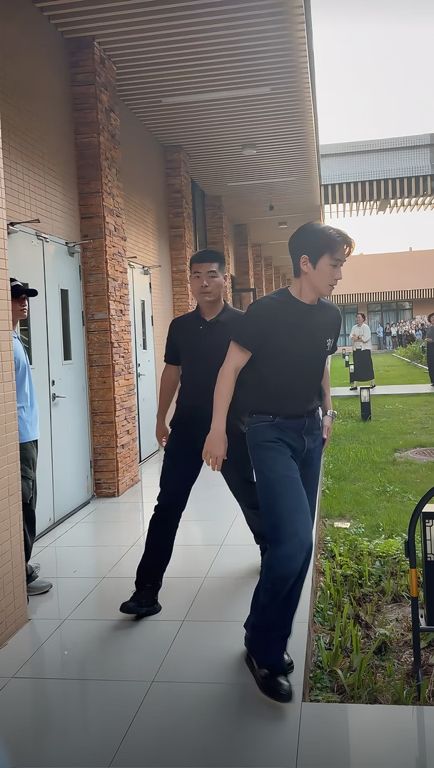 这侧颜，这身段[爱心]Cr:广州龙穗#朱一龙#空枪