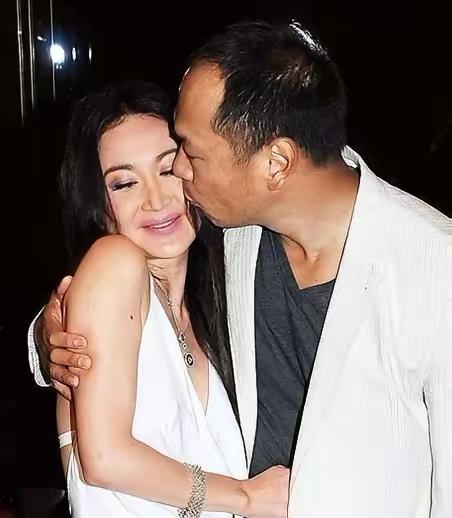 1997年，亿万富豪何祖光对温碧霞一见钟情了，朋友劝他：“你想清楚，她可拍过不少