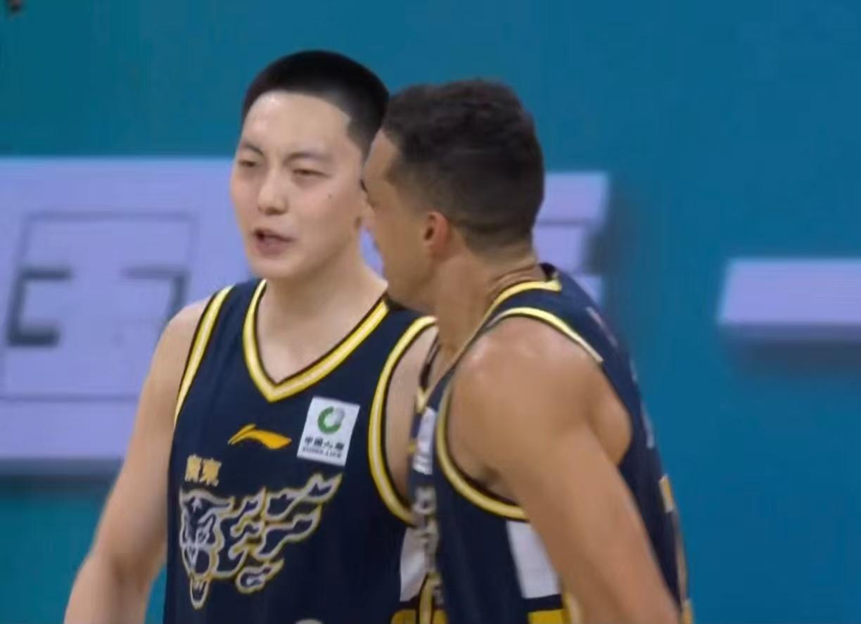 杜锋这是真给胡明轩机会，就执着的认为小胡能成为一名合格的控卫他宁可牺牲徐杰的大