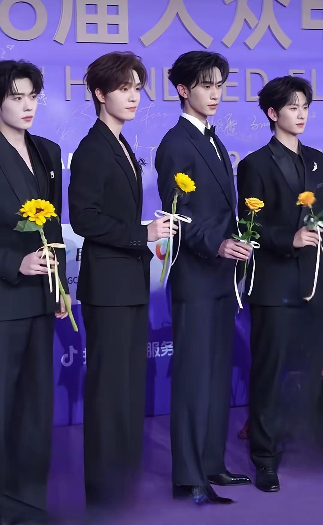 现在的男演员哪还有点男人味哦，统一的涂脂抹粉，描眉毛，画眼线，涂口红。一个个把脸