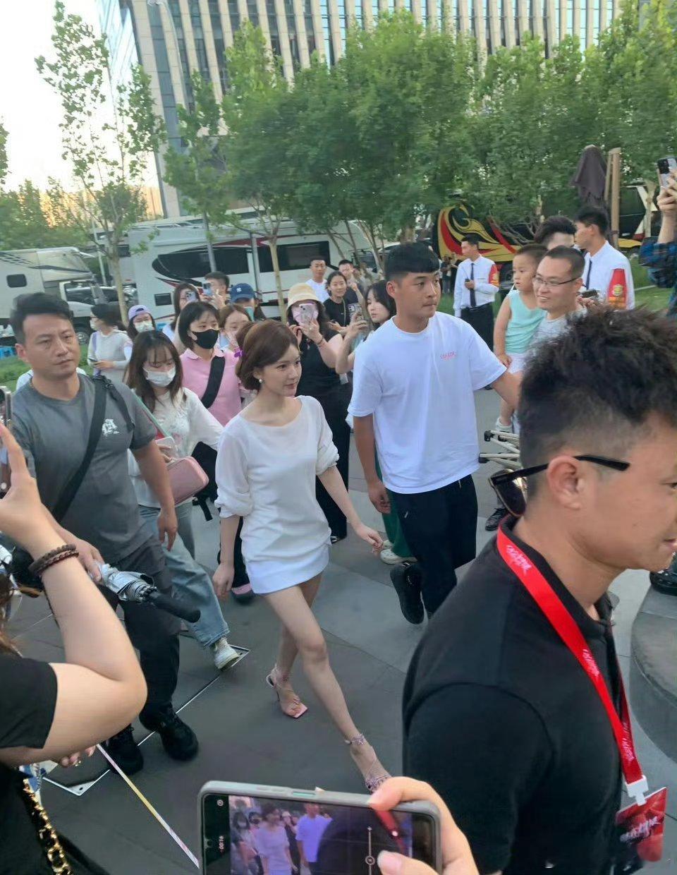 赵露思终于在路上的生图下证明了自己是80斤