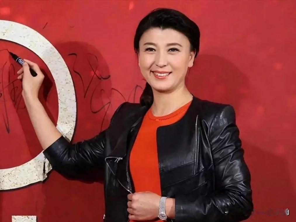 笑不活！闫学晶风波终于落下帷幕，冯巩孙涛躺枪太冤了。谁能想到一场直播哭穷，