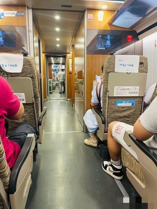 那位印度网友的评论，估计他自己也没当真。他声称中国只向世界展示好的一面，其他