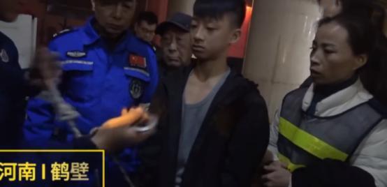 2019年12月，这个14岁的河南少年王泯燃6次只身倒立下到20米深的枯井里，救