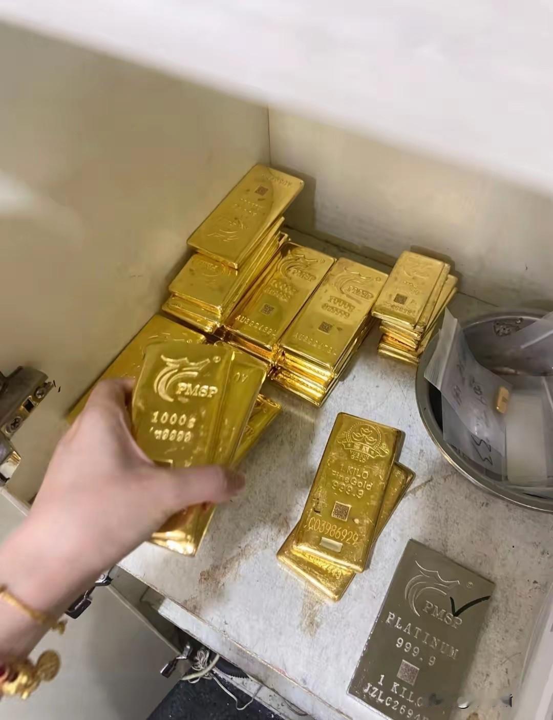 前天卖黄金的人，今天怕是嘴都笑裂了吧！12月3日，查了才知道金价已经掉到了