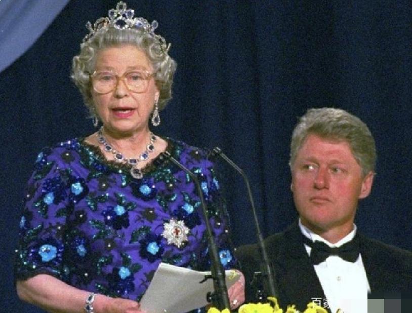 超长待机的英女王很可爱，她值得被尊重。克林顿在聆听女王讲话，女王的气场很强大