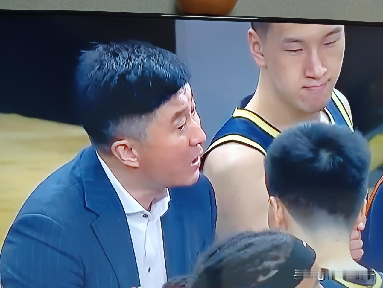 懂球的，懂杜峰心理的球迷早就说了，杜峰从上赛季引进莫兰德的不靠谱，到赶紧抛弃莫兰