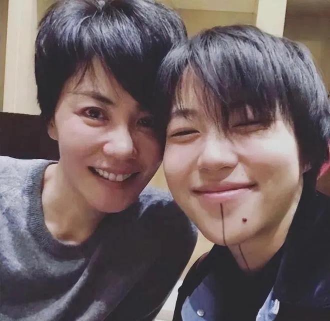 王菲与前夫窦唯，生了女儿窦靖童。窦唯和前妻高原，生了女儿窦佳嫄。王菲和前