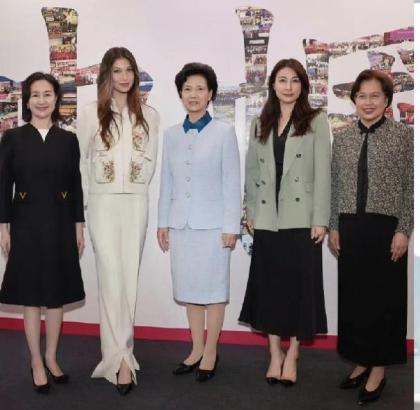 4月1日，谷爱凌真厉害，与何超琼、郭晶晶合影，何超琼都得站在边上给她让位。这