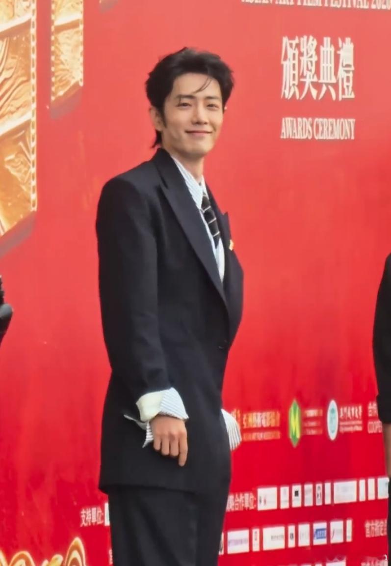 微博刷到这个词条，点进去确实能理解为什么上热搜。肖战回头笑肖战尚界