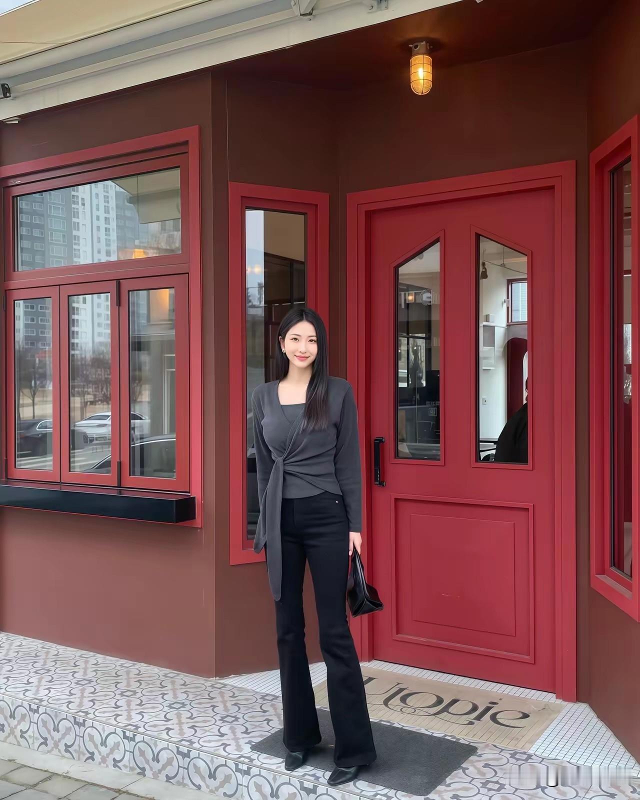 都市时尚女郎，红门前的优雅姿态