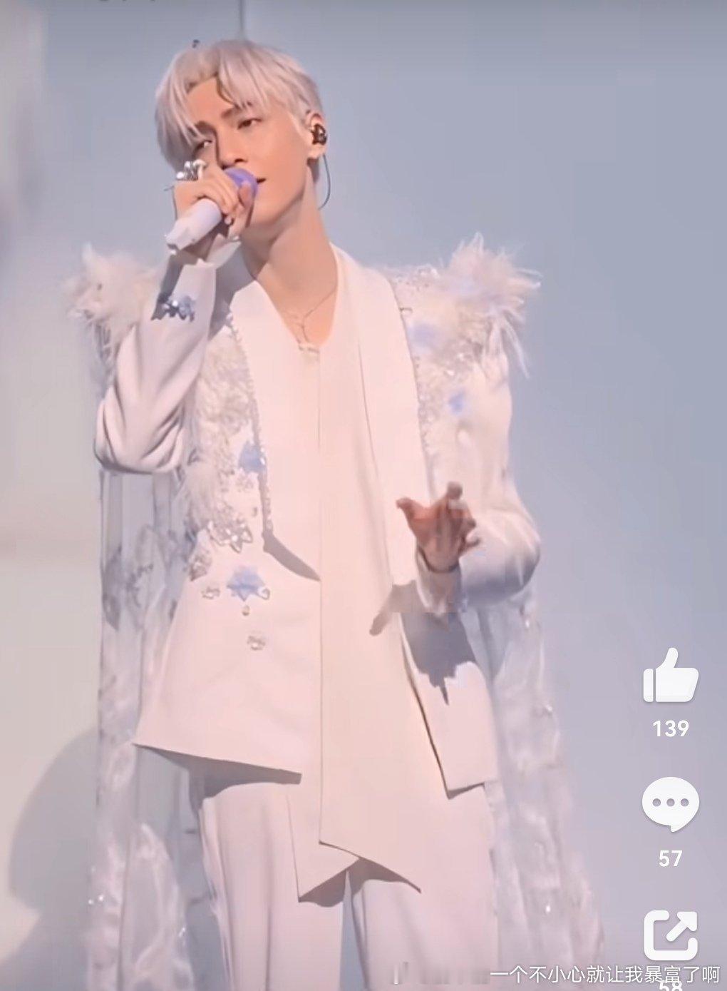个子矮还瘦成这样年纪也大了也就只能趁有几根韭菜赶紧割割了​​​