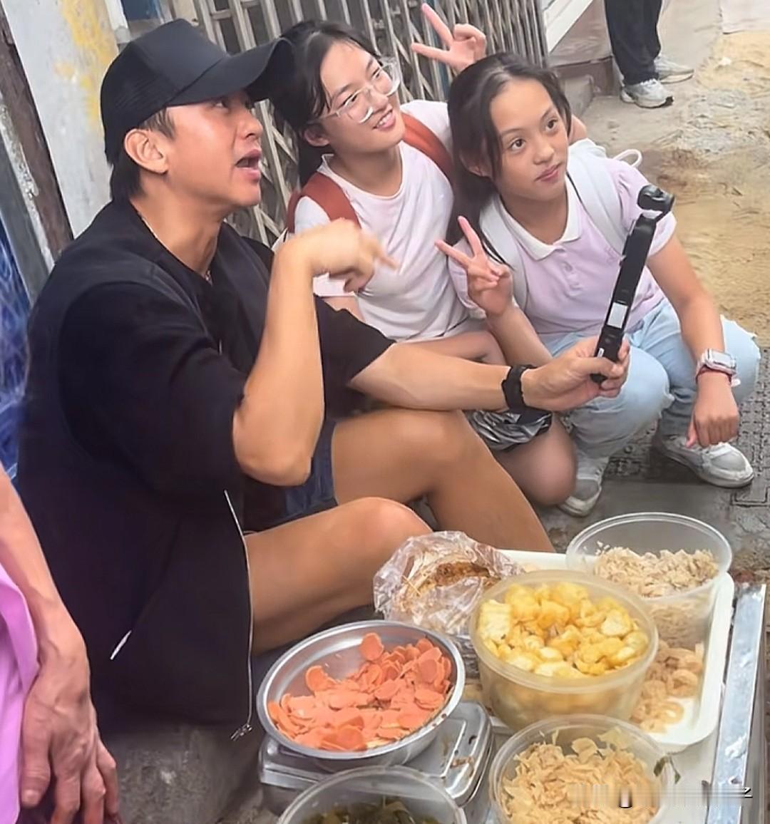 看到邓超与路人合影聊天，才明白孙俪好有眼光！9月1日，邓超上了热搜，这一次，可