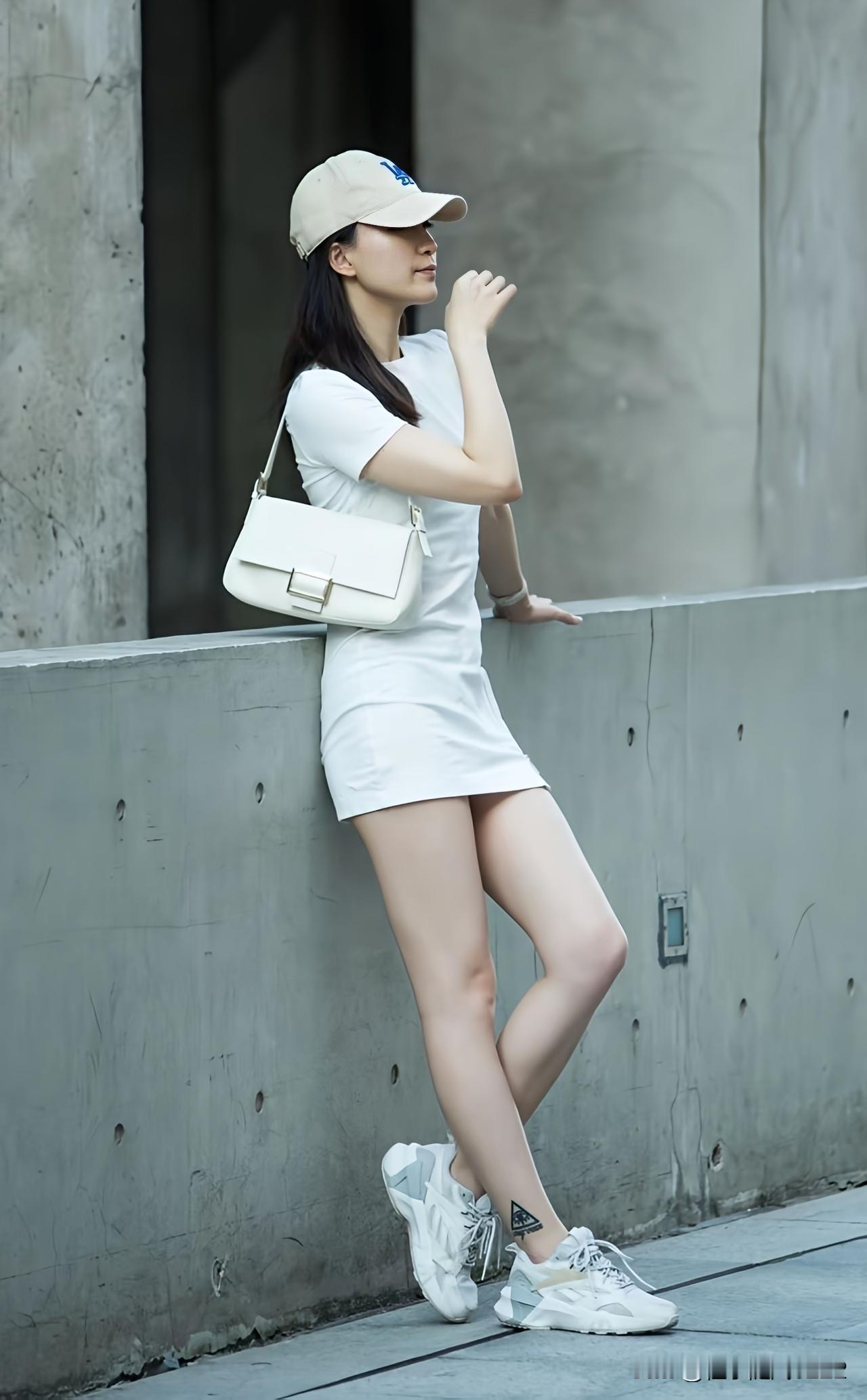 都市时尚少女，白色运动装搭配，轻松自在