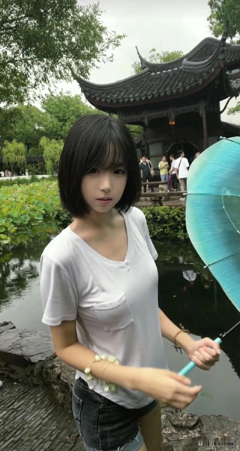 在古典园林中，撑着一把蓝伞，感受江南水乡的静谧与美好。