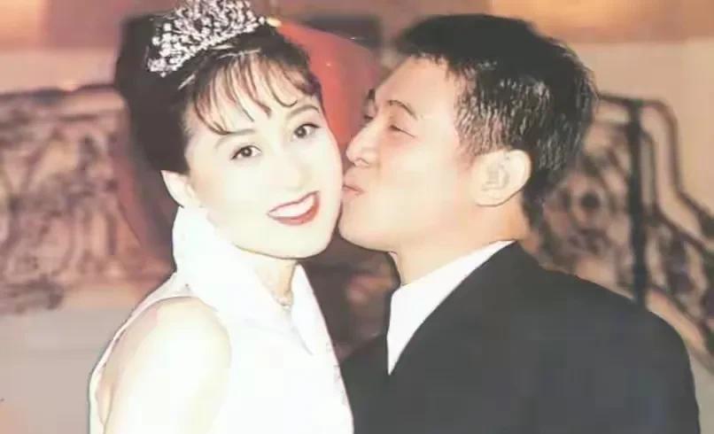 主持人问李连杰:“利智当年是五十年难得一见的美人，你是贪图她的美貌才娶她的吗？”