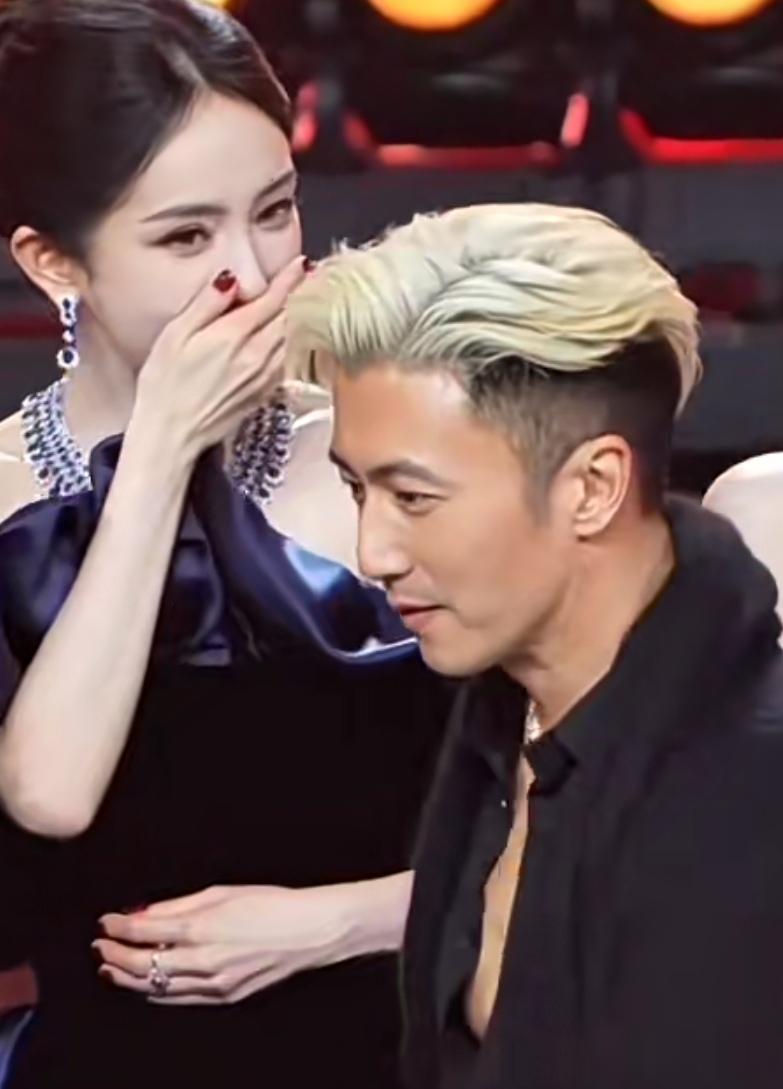 杨幂曾多次说过，谢霆锋从小就是她心中的偶像。看两人同框被拍到，她看谢霆锋的眼神都