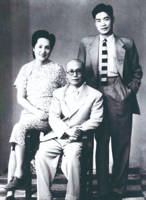 1946年，地下党员吴群敢前往指定地点接头，突然发现对方是国军中将，大惊之下脱口