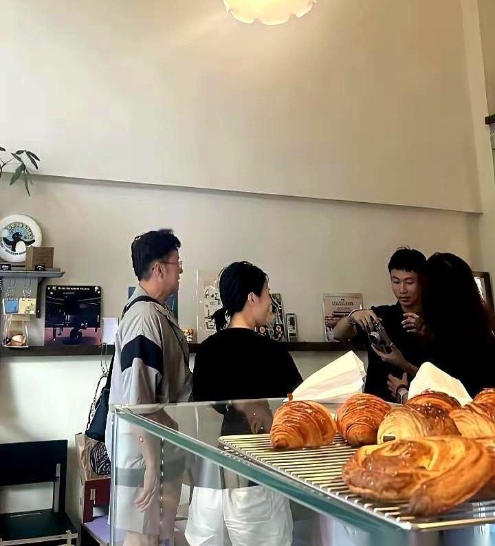 看到73岁的谭咏麟自己排队买早餐，真的有点感慨。这事放在现在一些年轻明星身上，