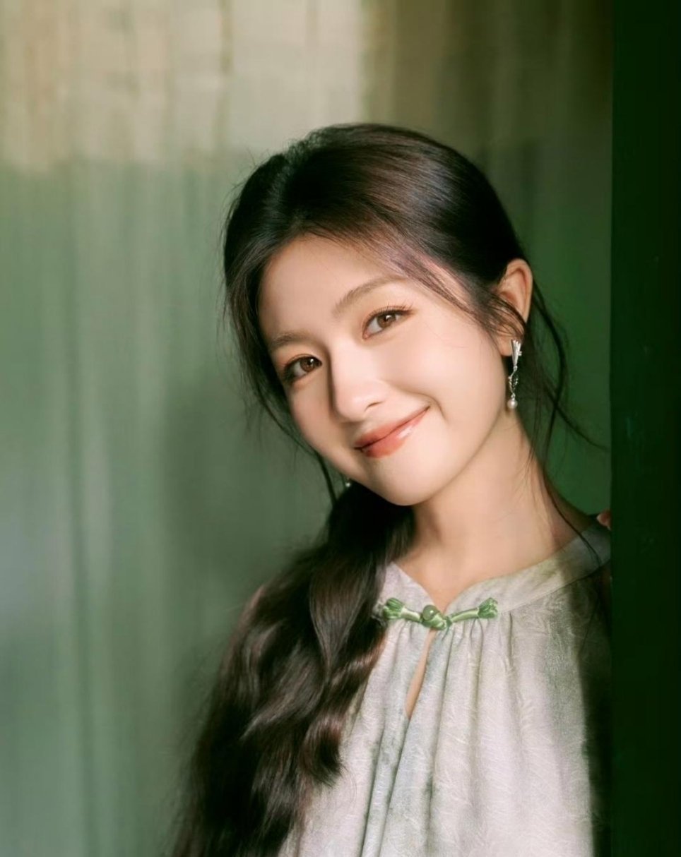 网传李兰迪如今很难收到新剧本，算是影视寒冬里受冲击比较明显的演员。原本期待的《月都花落》项目搁置，她