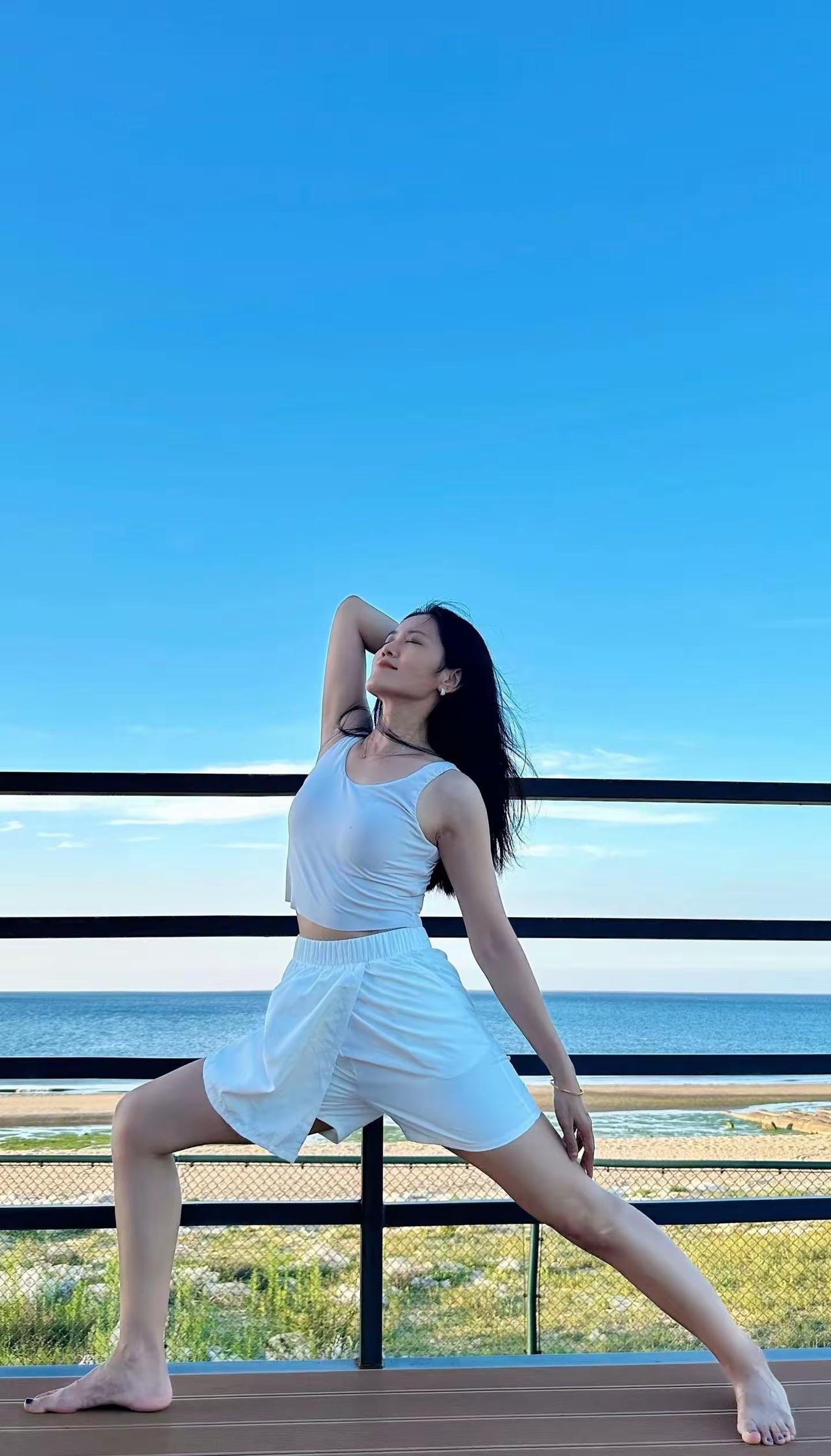一边阳光明媚，一边绿树成荫，模特摆出优美姿势。