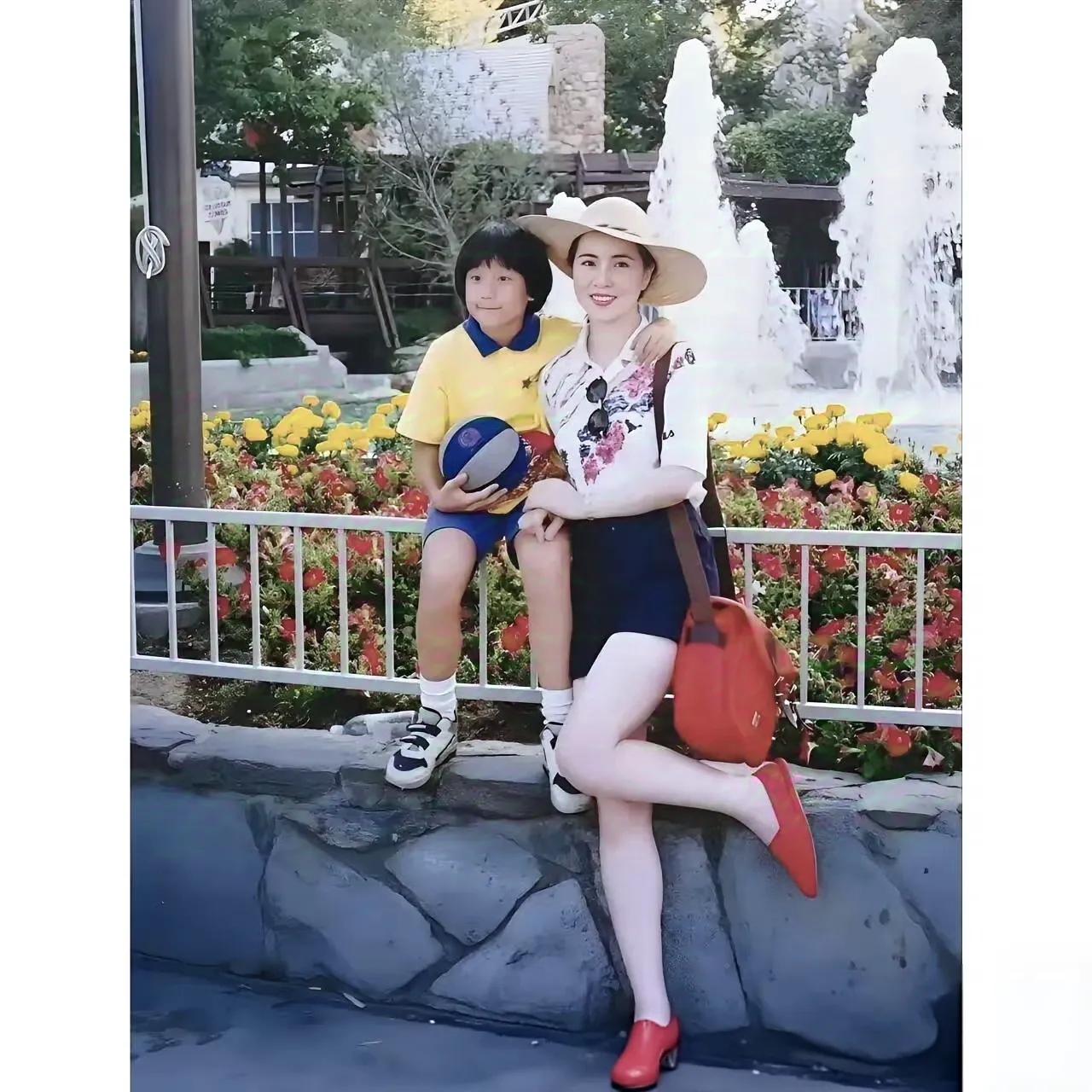 肤白貌美大长腿！成龙大哥的基因真的太强大了，这发型这长相乍一看就是个儿童版的成龙