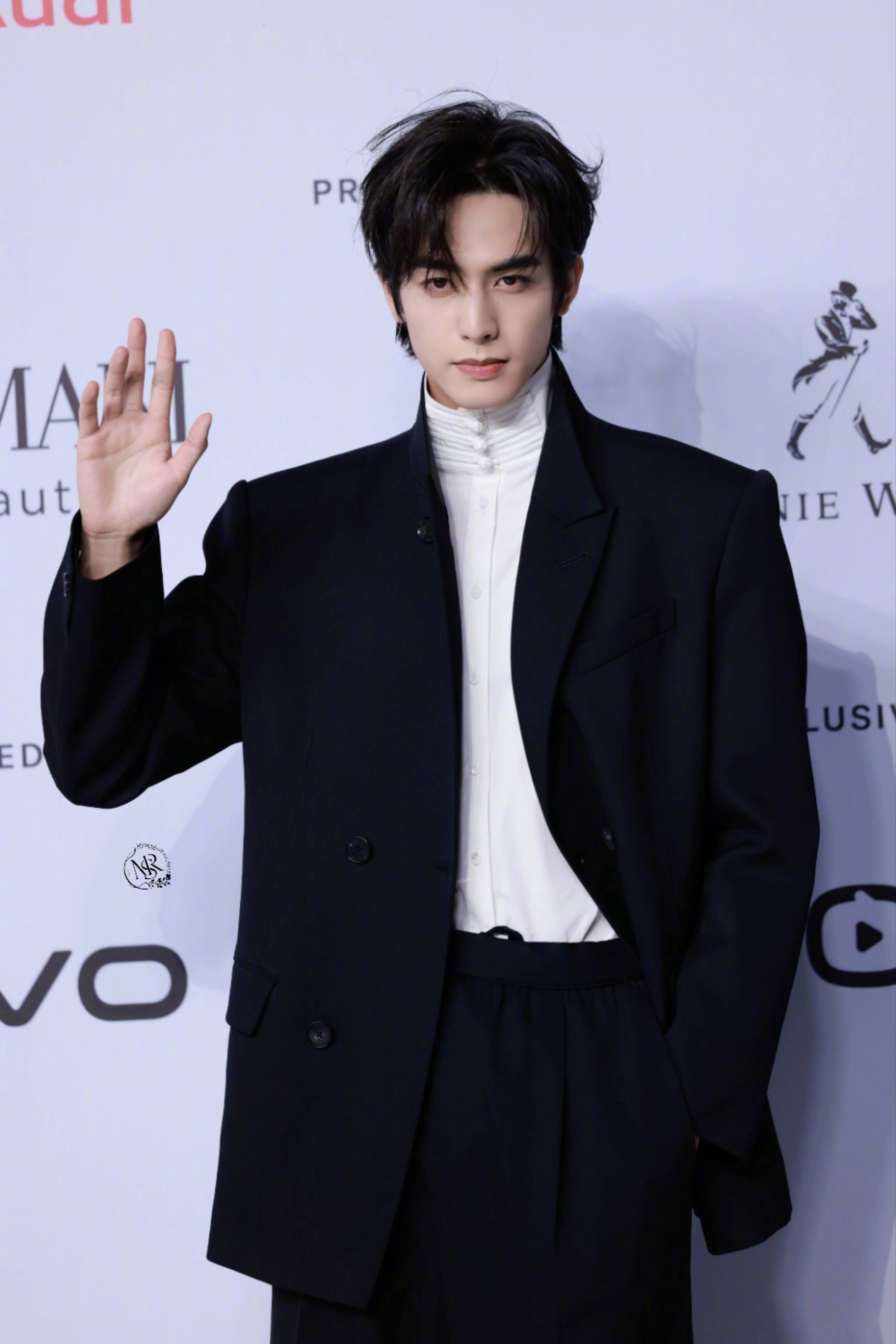 宋威龙春晚合唱根正苗红周正大帅哥，期待宋威龙春晚舞台！好适合中式红衣，衬托的更帅