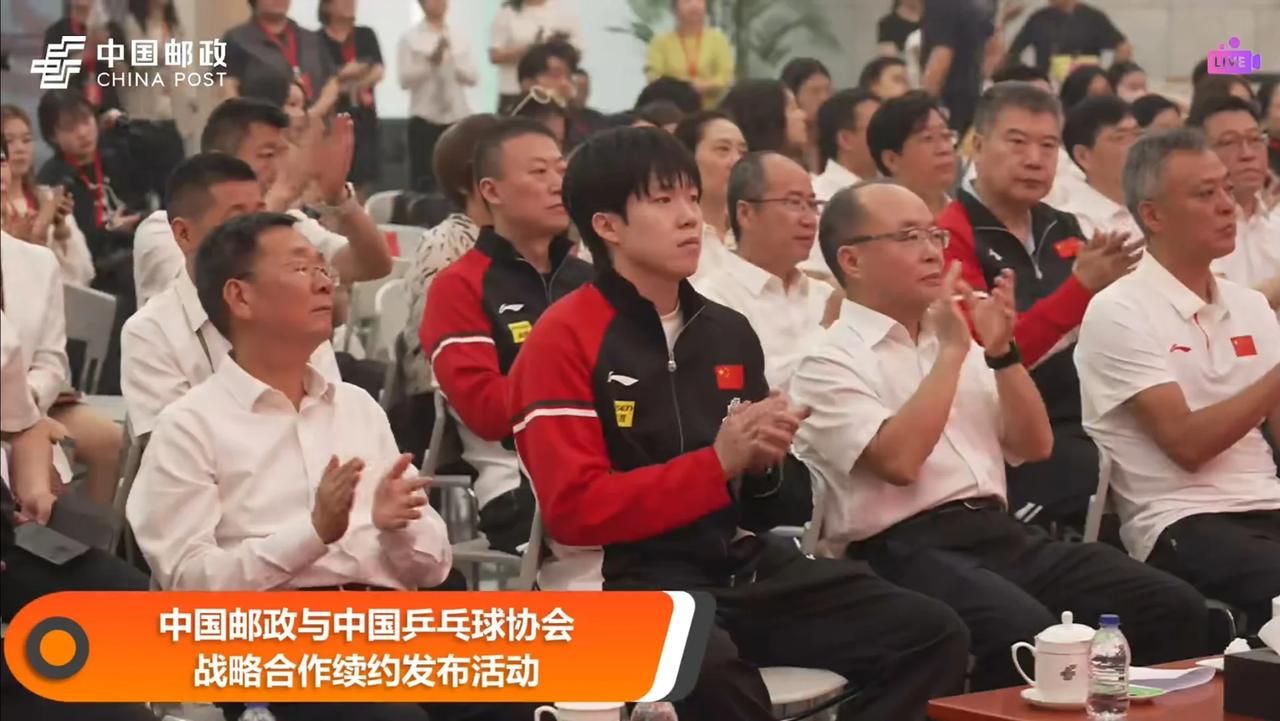 今天的活动马琳也去了。今天上午国乒队员们去参加中国邮政的活动，看到国家队主教练