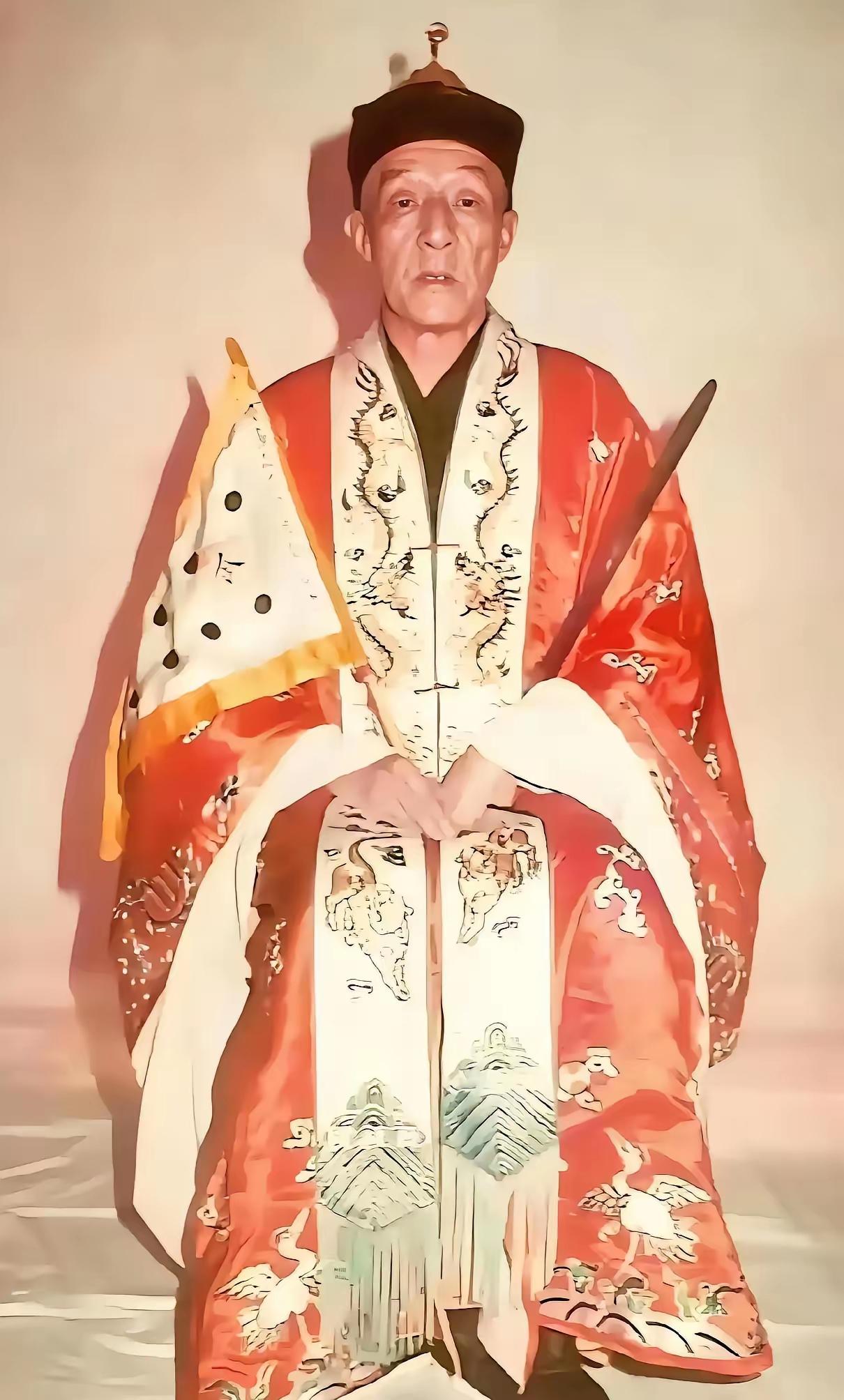 1969年底台北北投区的一间旧屋子里，第六十三代张天师张恩溥咳出最后一口气，床头