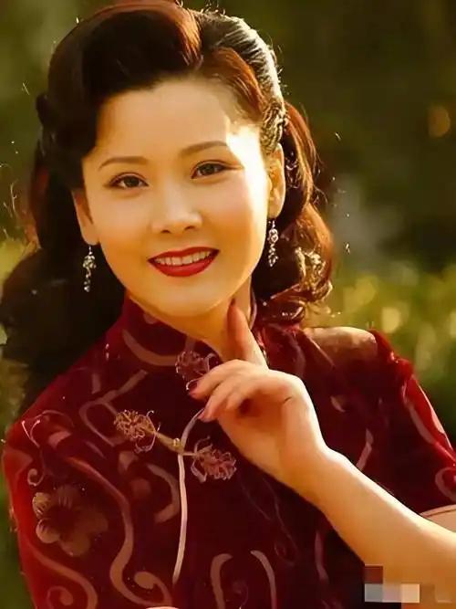 演员何赛飞说：“我从小和爸爸相依为命，但他在五十出头的时候去世了，我就觉得自己是