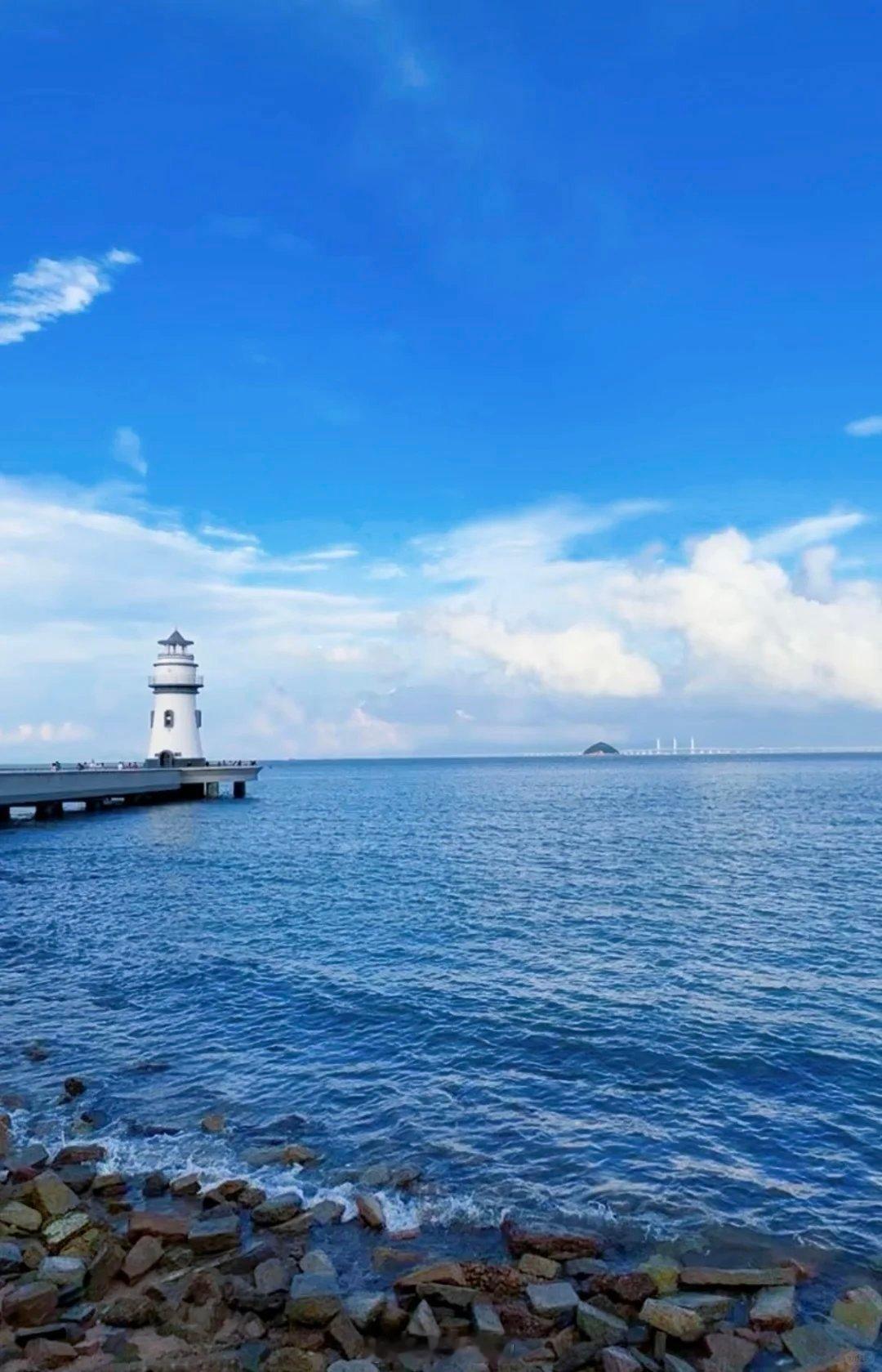 生活手记灯塔与大海天气绝佳，越晚景色越美。夏天真是看海的季节！傍晚的海边傍晚