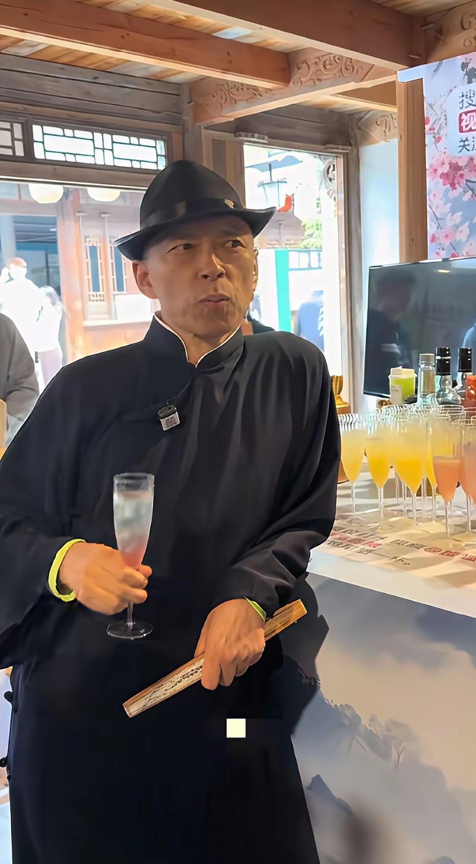 前段时间的王石热度很高风水轮流转现在轮到搜狐创始人张朝阳了有网友拍的了张朝