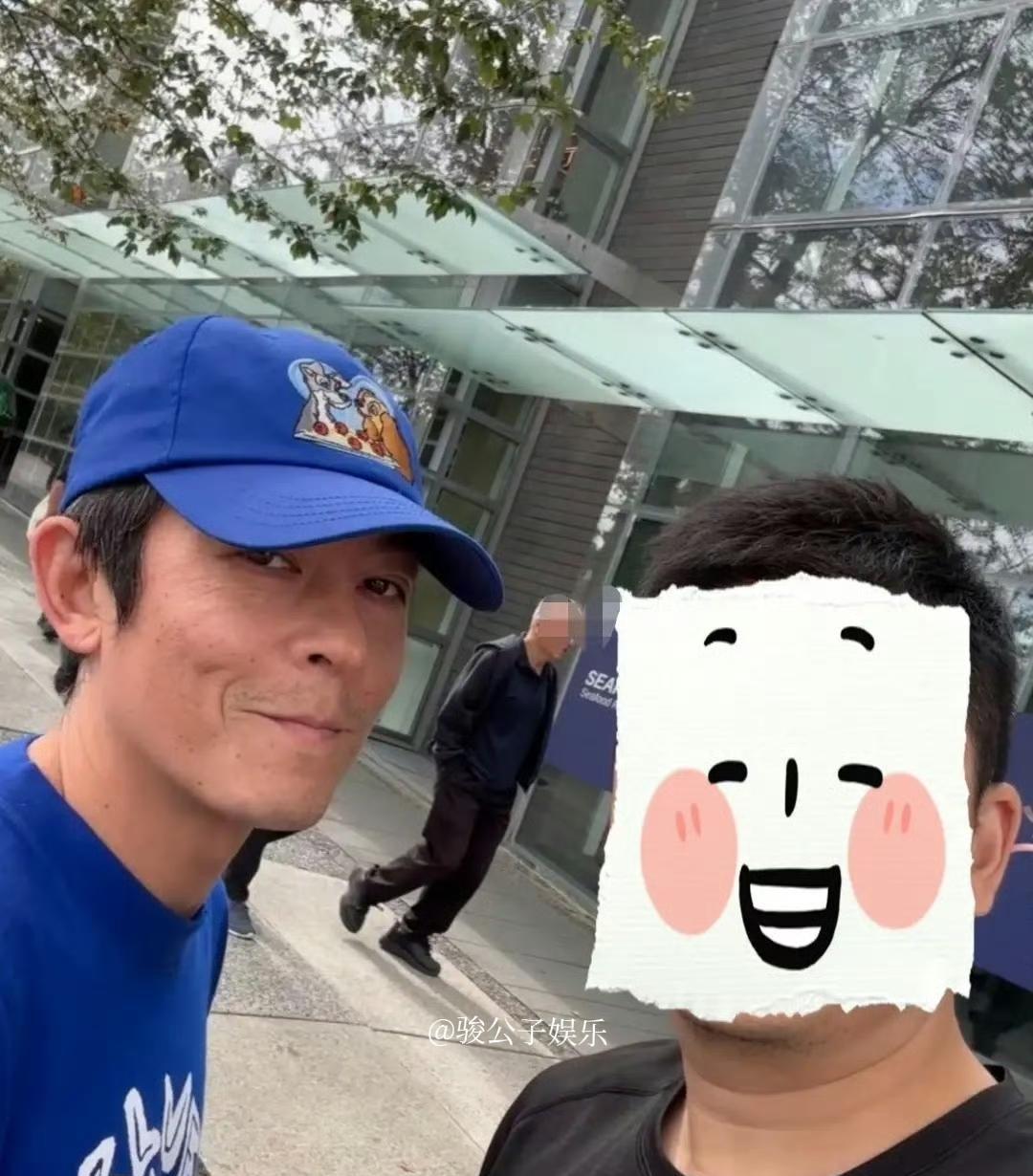 44岁的陈冠希近日与妻子在加拿大吃早餐被网友偶遇，他身着蓝色T恤搭配同色系鸭舌帽