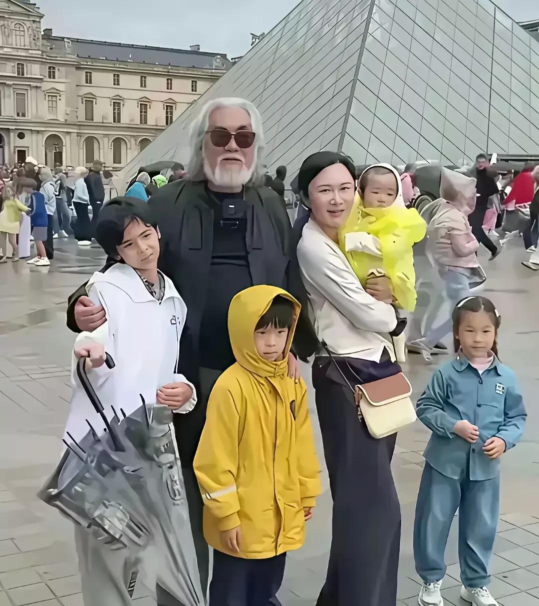 张纪中导演全家福照片！4个孩子人丁兴旺，也算是给国家做了贡献，最小的2个孩子还应
