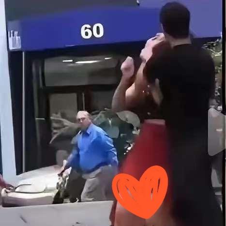 她晒的洋老公，体味熏天靠她养，想离婚都脱不了身，光鲜背后全是煎熬！