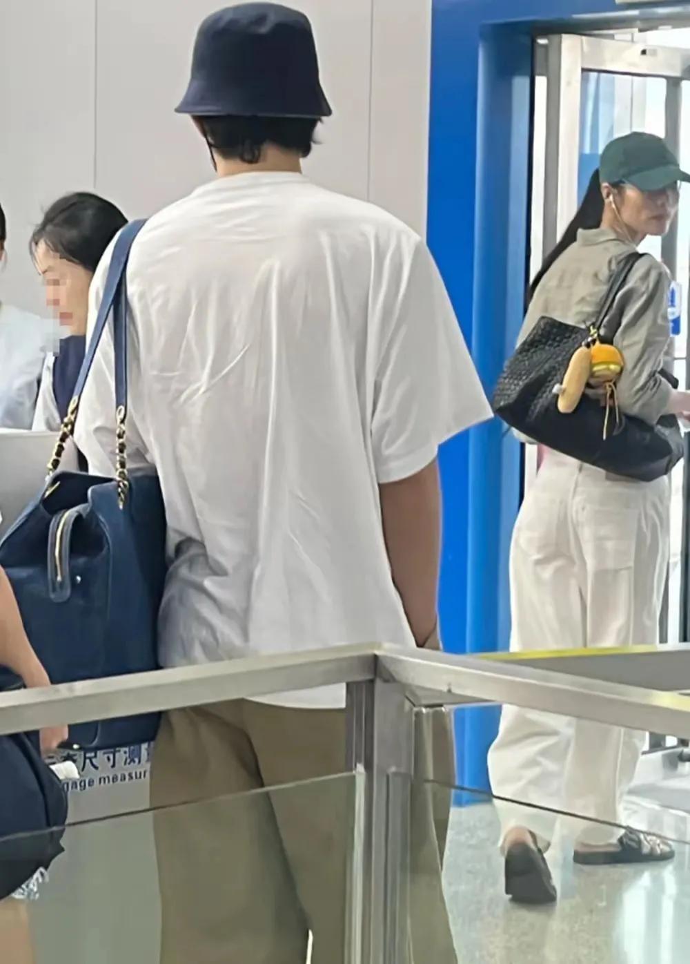 井柏然回女方的老家，被网友偶遇。说已经改口叫刘雯父母爸爸妈妈。两个人已经相恋多