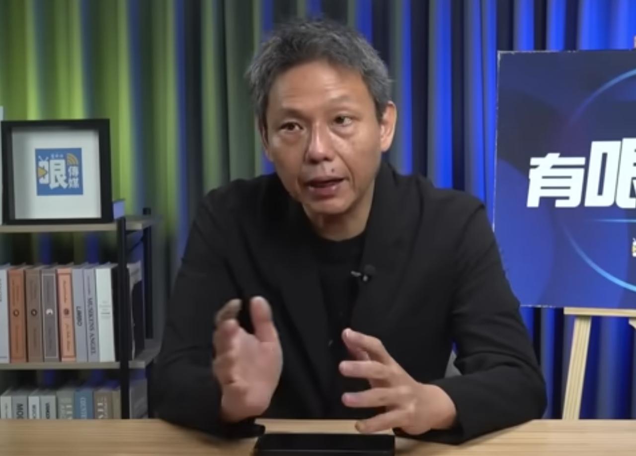 谢寒冰看不下去，在社群平台上发文直言：“很多人劝我要保住工作，不要随便批评某