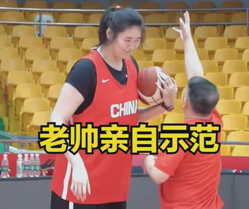 1米72宫鲁鸣示范2米26张子宇中锋动作张子宇强憋笑