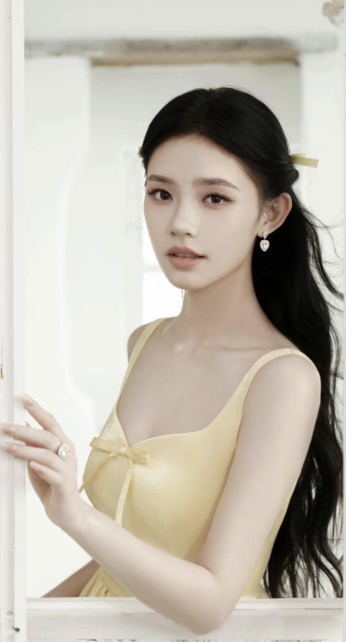 林允一袭鹅黄色吊带裙亮相，胸前蝴蝶结点缀俏皮灵动，蓬松裙摆随舞姿轻扬，在柔和光影